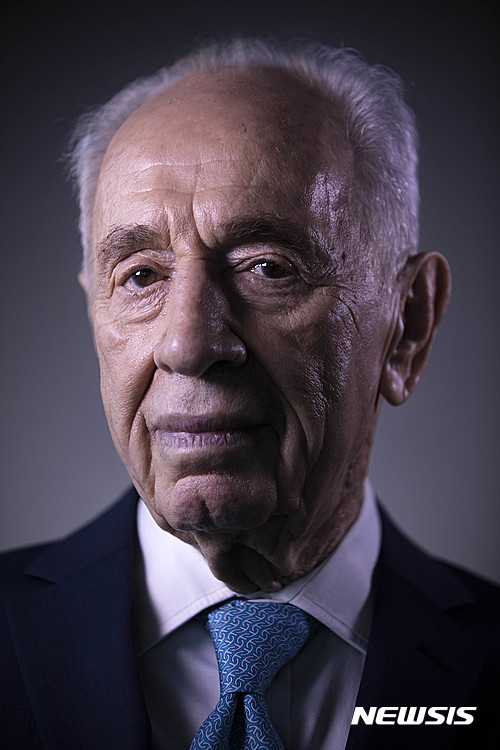 【자파=AP/뉴시스】시몬 페레스 전 이스라엘 대통령이 28일(현지시간) 93세로 세상을 떠났다. 사진은 지난 2월 8일 이스라엘 자파에 있는 페레스평화센터에서 포즈를 취한 고인의 모습. 2016.09.28