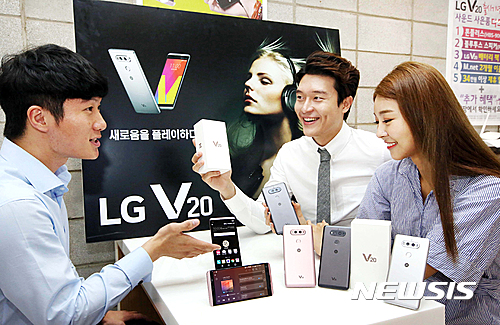 【서울=뉴시스】LG전자는 오는 29일 전략 스마트폰 LG V20을 국내 이동통신 3사를 통해 출시한다고 28일 밝혔다.  LG V20는 세계 최초 쿼드DAC과 전·후면 광각카메라를 탑재해 뛰어난 멀티미디어 성능을 제공한다. 2016.09.28. (사진=LG전자 제공)  photo@newsis.com