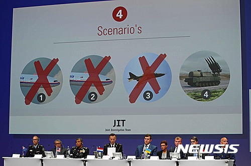 【니외베자인=AP/뉴시스】28일 네덜란드에서 네덜란드 주도의 국제공동조사단(JIT)가 2년전 우크라이나 상공의 말레이기 격추에 관한 조사 결과를 발표하고 있다. 격추 무기 시나리오 중 러시아제 지대공 미사일 부크와 그 발사기가 여러 증거로 확정됐다. 반군들이 러시아에 발사기 이동을 요청하는 전화 내용이 탐지됐다. 2016. 9. 28.   