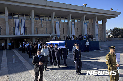 【예루살렘=AP/뉴시스】예루살렘 의회(크네세트)에서 30일(현지시간) 시몬 페레스 전 대통령의 관이 운구되고 있다. 장례식은 인근 마운트 헤르츨에 있는 국립묘지에서 열린다. 2016.09.30  