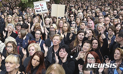 【바르샤바=AP/뉴시스】 폴란드 수도 바르샤바에서 1일(현지시간) 낙태를 전면적으로 금지하는 법안 추진에 반발하는 시위가 벌어졌다. AP통신, 라디오 폴란드 등 외신에 따르면 여성을 중심으로 한 시위대 수천 명은 이날 항의의 표시로 검은 옷을 입고 바르샤바의 의회 앞에 집결해 시위를 벌였다. 2016.10.02