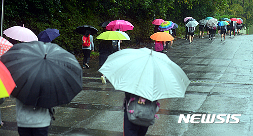 【광주=뉴시스】류형근 기자 = 제18호 태풍 '차바(CHABA)'의 직접 영향권에 든 광주와 전남 지역에 많은 비가 내리고 있는 가운데 5일 오전 광주 남구 봉선동 한 고등학교 학생들이 우산을 쓴채 등교를 서두르고 있다. 2016.10.05.  hgryu77@newsis.com