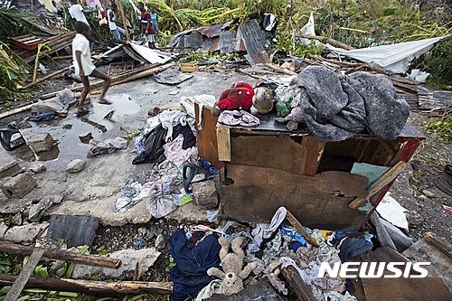 【포르토프랭스=AP/뉴시스】카리브해 빈국 아이티 수도 포르토 프랭스에서 6일(현지시간) 초강력 허리케인 '매슈' 로 인해 무너진 집들. 매슈의 영향으로 최소 108명이 숨졌으며 수많은 가옥이 파손됐다고 아이티 내무부가 밝혔다. 이날 버락 오바마 미국 대통령은 '매슈'의 미 동남부 지역 상륙을 앞두고 플로리다 주에 대해 비상사태를 선포했다. 