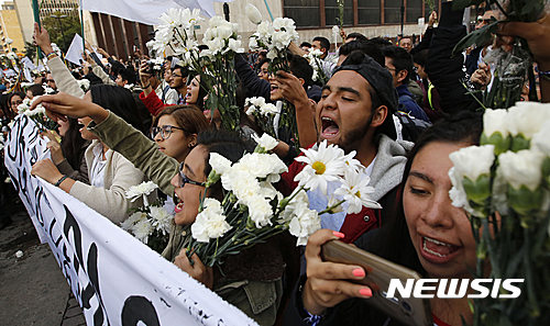 【보고타=AP/뉴시스】콜롬비아 수도 보고타에서 12일(현지시간) 대학생들이 꽃을 들고 평화협정 지지 시위를 벌이고 있다.2016.10.13 
