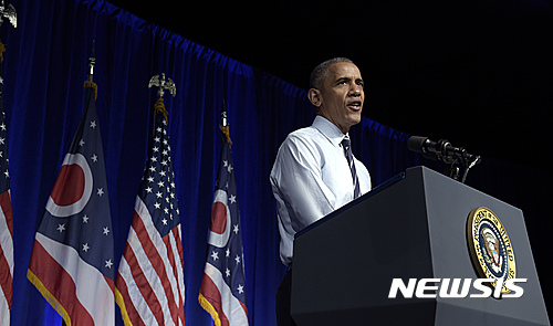 【콜럼버스=AP/뉴시스】버락 오바마 미국 대통령이 13일(현지시간) 오하이오주 콜럼버스에서 열린 민주당 행사에 참가해 연설하고 있다. 2016.10.14. 
