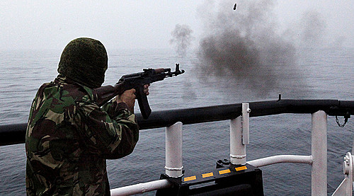 【서울=뉴시스】작년 2016년 10월16일 러시아 국경수비대원이 북한 선박을 향해 총을 발사하고 있는 모습. 