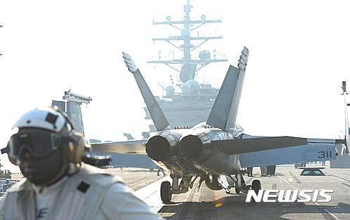 【제주=뉴시스】사진공동취재단 = 제주 북쪽 해상을 항해 중인 미국 항공모함 로널드레이건호 갑판에서 F-18 호넷 전투기가 임무 수행을 위해 이륙 준비를 하고 있다. 2016.10.17. photo@newsis.com