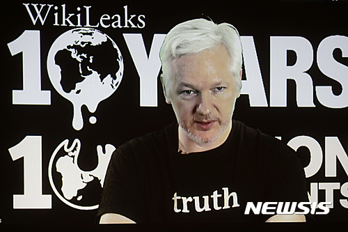 【AP/뉴시스】위키리크스의 줄리언 어산지가 지난 4일 위키리크스 10주년을 맞아 베를린 기자회견장과 비디오로 연결해 말하고 있다. 17일 그의 인터넷 접근이 끊겼다고 한다. 2016. 10. 17.  