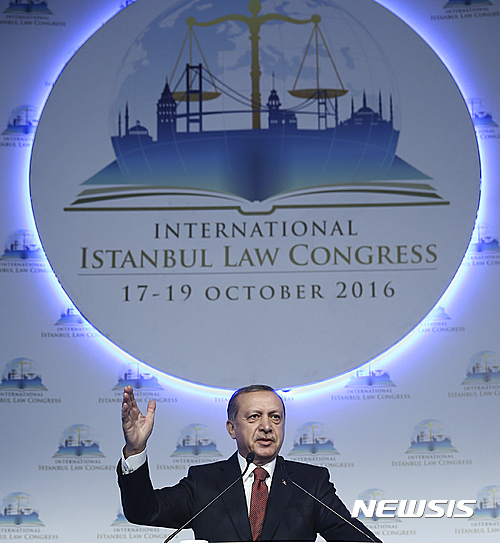 【이스탄불=AP/뉴시스】터키의 레제프 에르도안 대통령이 17일 국제법 국제회의에서 연설하면서 이라크 모술 탈환작전에 터키군도 참여해야 한다고 강조하고 있다. 2016. 10. 17.    