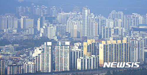 【서울=뉴시스】이영환 기자 = 19일 부동산 114가 조사한 아파트 시세에 따르면 지난 14일 기준 서울의 가구당 평균 아파트 가격이 6억647만원으로 나타났다.  강남 3구의 평균 시세는 10억 8600여만원으로 부동산 가격 폭등에 따른 거품이 일었던 2006년 당시 최고 가격인 10억 4000만원을 넘어섰다.  사진은 19일 오후 서울 강남구 트레이드타워에서 바라본 아파트의 모습. 2016.10.19.  20hwan@newsis.com