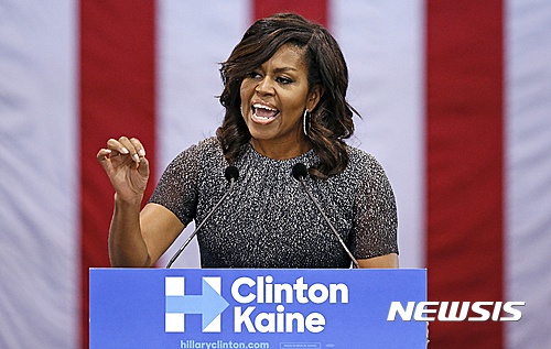 【피닉스=AP/뉴시스】버락 오바마 미국 대통령의 아내 미셸 여사가 20일(현지시간) 애리조나주 피닉스에서 민주당 대선후보 힐러리 클린턴 지원 유세를 열었다. 2016.10.21.