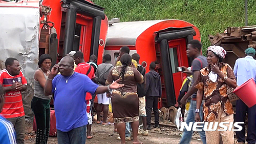 【야운데=AP/뉴시스】21일(현지시각) 카메룬 수도 아운데에서 제2의 도시 두알라를 운행하는 여객 열차가 탈선하면서 일부 객차가 전복했다. 이 사고로 최소 55명이 사망하고 575명이 부상했다.