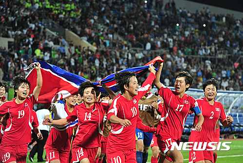 【암만(요르단)=뉴시스】 채정병 기자 = 21일(현지시간) 요르단에서 개최된 2016 FIFA U-17 여자월드컵대회에서 북한이 우승을 차지했다.  암만 인터내셔널 스타디움에서 열린 결승전에서 북한은 예선, 본선을 전승으로 올라온 라이벌 일본을 상대로 쉽지 않은 경기를 펼쳤다.  볼 점유율 40% 대 60%, 유효 슈팅 수 3개 대 5개로 일본에 다소 밀렸지만, 실점 없이 전후반 90분을 마쳤다.  연이은 승부차기에서 북한은 5대 4로 지난대회 우승팀 일본을 꺾고, 2008년 첫 대회에 이어 두 번째 우승 트로피를 들어 올렸다. 2016.10.22. chae0191@newsis.com