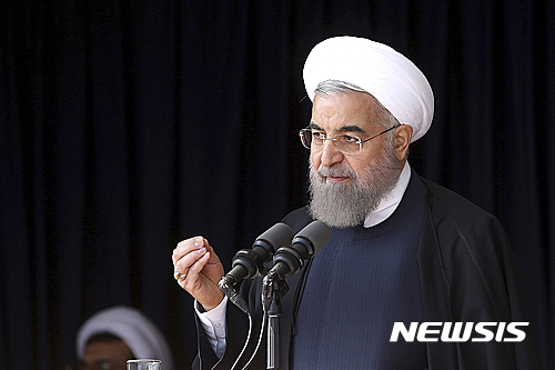 【아라크=AP/뉴시스】하산 로하니 이란 대통령이 23일(현지시간) 이란 중부 아라크에서 열린 행사에서 연설을 하고 있다. 2016.10.24.