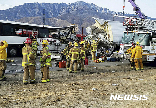 【 팜스프링스=AP/뉴시스】미국 캘리포니아주 로스앤젤레스 고속도로에서 23일(현지시간) 관광버스와 트럭이 추돌하는 사고가 발생해 최소 11명이 숨지고 25명이 다쳤다. 현지 언론에 따르면 로스앤젤레스에서 동쪽으로 160km 떨어진 10번 주간고속도로에서 트럭이 버스를 들이받는 사고가 일어나 이 같은 심각한 인명피해가 발생했다. 구조대가 사고현장에서 수습 작업 중인 모습. 2016.10.24 