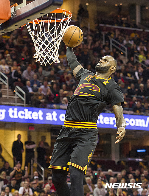Cleveland Cavaliers' LeBron James dunks against the New York Knicks during the first half of an NBA basketball game in Cleveland, Tuesday, Oct. 25, 2016. (AP Photo/Phil Long)