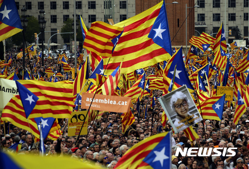 【바르셀로나=AP/뉴시스】스페인 카탈루냐 분리독립을 지지하는 시위대가 2016년 11월13일 바르셀로나에서 카탈루냐 출신 정치인들을 상대로 한 정부의 법적 조치에 항의하는 시위를 벌이고 있다. 카탈루냐 주의회는 26일(현지시간) 오는 10월1일 주민투표에서 분리독립안이 통과되면 48시간 내에 분리독립을 선포하도록 하는 절차 변경을 승인했다. 2017.7.27