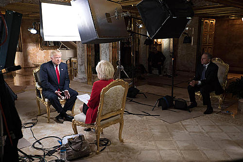 【서울=뉴시스】도널드 트럼프 미국 대통령 당선인이 CBS뉴스 시사프로그램 '60분'과 인터뷰를 하고 있다. 트럼프의 당선 이후 TV인터뷰는 이번이 처음이다. 인터뷰는 13일(현지시간) 방영됐다. <출처: CBS> 2016.11.14. 