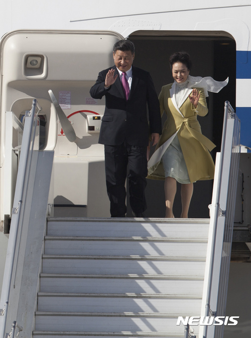 【키토=AP/뉴시스】시진핑 중국 국가주석 부부가 17일(현지시간) 아시아태평양경제협력체(APEC) 참석을 위해 페루 리마로 가기 전 에콰도르 키토에 도착해 전용기에서 내리고 있다. 2016.11. 18 