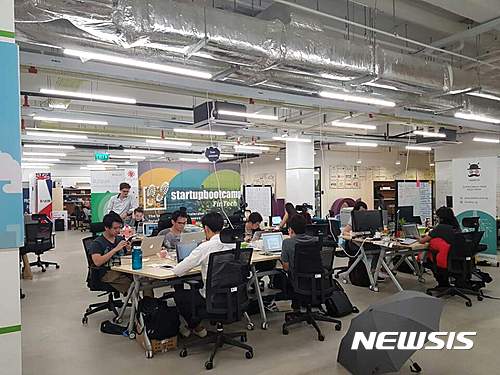 【싱가포르=뉴시스】외교부 공동기자단/정윤아 기자 = 싱가포르에 위치한 BASH(Build Amazing Startups Here)는 싱가포르 정부 산하 국영 벤처캐피털 기관인 인포콤 인베스트먼트가 약 2년 전부터 운영해온 스타트업 양성 기관으로, 스타트업 육성을 위해 무상으로 멘토링과 사무실 등 각종 지원 서비스를 최소 3개월 이상 제공한다. yoona@newsis.com 