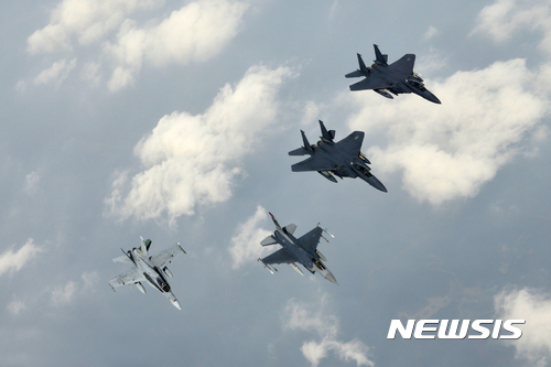 【서울=뉴시스】공군작전사령부와 주한 미7공군사령부가 오는 12월 5일까지 한미 공군의 전시연합작전수행 능력 향상을 위한 '버질런트 에이스' 훈련을 실시한다고 30일 밝혔다.  사진은 지난 2014년 맥스선더 훈련에서 한국공군 F-15K와 미 공군 F-16, 미 해병대 FA-18이 연합비행을 실시하는 모습. 2016.11.30. (사진=공군 제공)  photo@newsis.com 