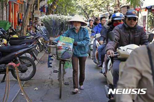 【하노이=AP/뉴시스】베트남의 올해 경제성장율이 6.2%를 기록할 것으로 10일 전망됐다. 사진은 2016년 12월 1일 하노이 거리 모습. 2017.08.10 