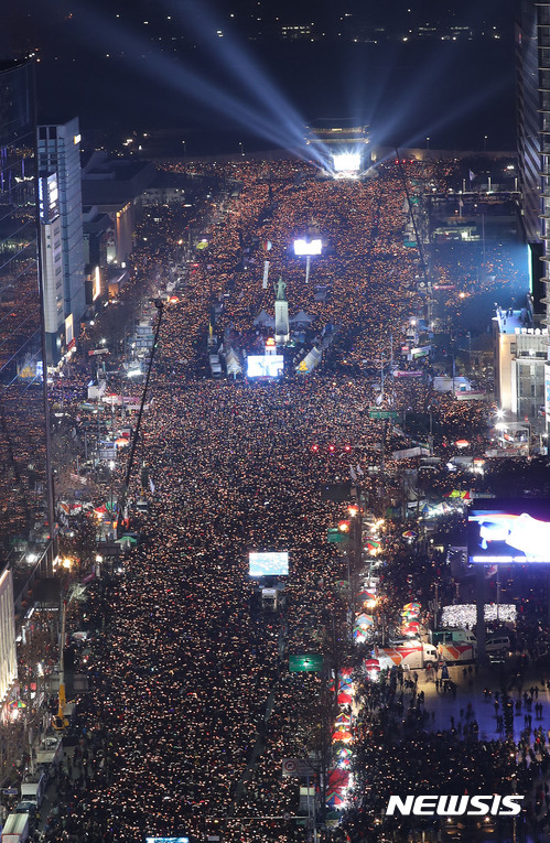 【서울=뉴시스】사진공동취재단 = 3일 오후 서울 종로구 광화문광장 일대에서 열린 제6차 민중총궐기에 참가한 시민들이 촛불을 들고 박근혜 대통령의 퇴진을 요구하고 있다.  집회를 주최한 '박근혜정권 퇴진 비상국민행동'(퇴진행동)은 이날 오후 9시30분까지 서울에 170만명, 전국적으로는 232만명이 운집했다고 밝혔다. 2016.12.04.  photo@newsis.com 