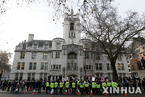 【런던=신화/뉴시스】영국 런던의 대법원 앞에서 5일(현지시간) 유럽연합 탈퇴 찬반 시위가 벌어지는 동안 경찰이 주변에 배치돼있다. 대법원은 이날 유럽연합 탈퇴 협상 개시의 권한이 정부와 의회 중 누구에게 있는지에 관한 심리를 시작했다. 2016.12.06 