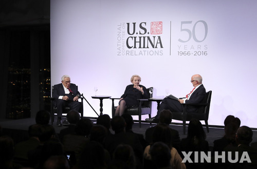 【뉴욕=신화/뉴시스】헨리 키신저 전 미국 국무장관(왼쪽)과 매들린 올브라이트 전 국무장관(가운데)이 5일(현지시간) 뉴욕에서 열린 '리더스 스피크: 국무장관들' 행사에서 미국과 중국 관계에 대해 자신의 견해를 밝히고 있다. 2016.12.07 