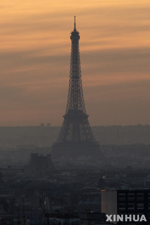 【파리=신화/뉴시스】프랑스 파리의 상징인 에펠탑이 8일(현지시간) 스모그와 석양빛에 잠겨 흐릿하게 보이고 있다. 파리 시는 대기오염이 악화하자 차량 홀짝 운행제와 공공교통시설 무료 이용제를 실시하고 있다. 2016.12.09