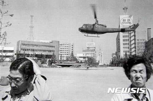 【광주=뉴시스】 1980년 5·18민주화운동 당시 전일빌딩 주변 헬기 비행 모습. (사진=뉴시스 DB)