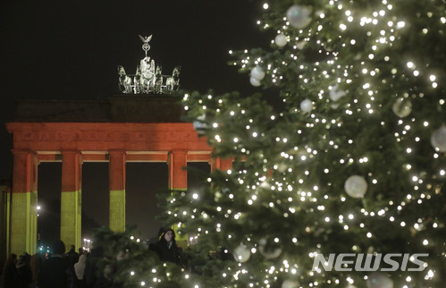 【베를린=AP/뉴시스】2016년 12월 20일 독일 베를린 브란덴부르크문 앞에 크리스마스 장식이 꾸며져 있다. 2017.11.24.