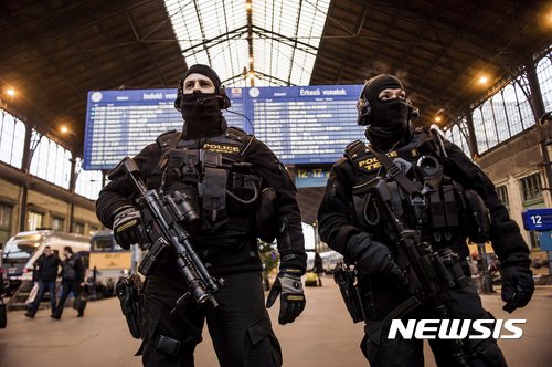 【부다페스트=AP/뉴시스】헝가리 부다페스트 기차역에서 20일(현지시간) 중무장한 경찰들이 경계근무를 서고 있다. 하루 전 독일 베를린 크리스마스 시장 트럭테러로 유럽 전역에 테러 공포가 다시 고조되고 있다. 2016.12.21 