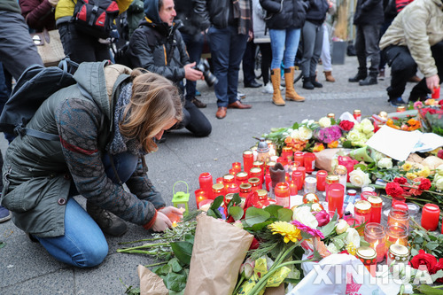 【베를린=신화/뉴시스】독일 베를린 크리스마 시장을 덮친 트럭테러 현장 부근에 20일(현지시간) 시민들이 희생자들을 추모하는 꽃과 촛불들이 바치고 있다. 2016.12.21 
