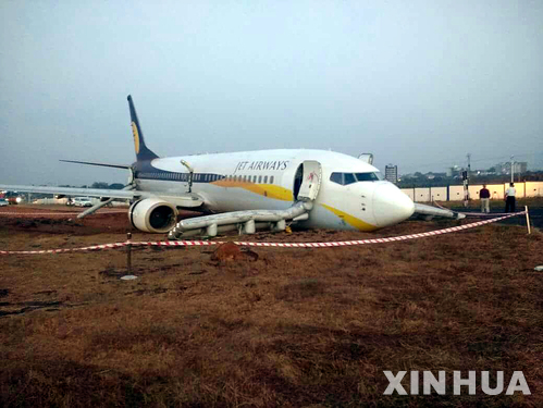  【고아=신화/뉴시스】 인도에서 항공 여객 수요가 급증하면서 제트 에어웨이스가 보잉항공기 75대를 구매하기로 했다고 현지 일간 힌두스탄타임스가 4일 보도했다. 에어웨이스의 여객기가 지난 2016년 12월27일 고아에 있는 국제공항에 착륙해 있는 모습. 2018.04.05 