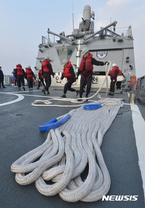 【사진=뉴시스】해군 장병들이 홋줄 정리 작업을 하고 있는 모습. 위 사진은 이해를 돕기 위한 것으로 해당 기사와 관련 없음. (사진=뉴시스DB) photo@newsis.com 