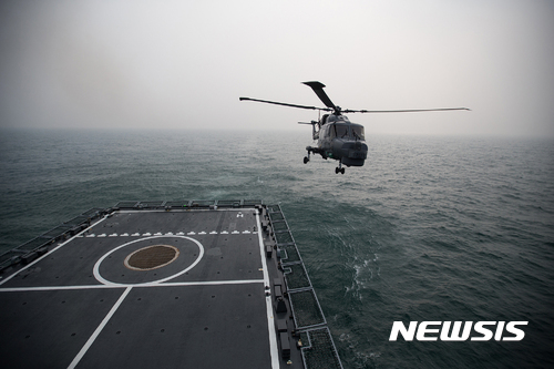 【태안=뉴시스】 해군 해상기동훈련에 참가한 링스헬기가 호위함(FFG) 인천함에서 이륙하고 있다.