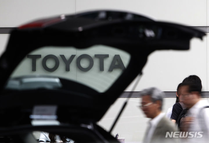 [도쿄=AP/뉴시스]﻿도요타자동차가 65세 이상 시니어 종업원의 재고용을 확대하는 새 제도를 8월부터 시작한다. 사진은 일본 도요타 도쿄 본사에 전시된 자동차 모습. 2024.05.08.