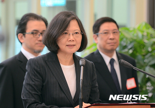 대만 차이잉원 총통은 24일 교착 상태에 있는 양안관계의 개선을 겨냥해 새로운 교류 모델을 모색하겠다고 밝혔다.