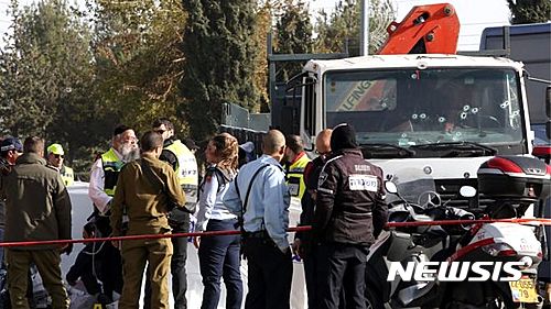 【서울=뉴시스】팔레스타인 동예루살렘에서 8일(현지시간) 대형트럭을 이용한 테러가 발생해 4명이 사망하고 15명이 부상을 당했다. BBC방송과 AP통신 등의 이날 보도에 따르면 동예루살렘의 산책로인 아르몬 하나치브에서 한 대형 트럭이 행인들을 향해 돌진함으로써 여성 세 명과 남성 한 명이 사망했다고 보도했다. 이스라엘 경찰은 “트럭을 이용한 테러 공격”이라고 밝혔다. <출처: BBC방송> 2017.01.08.