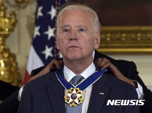 【워싱턴=AP/뉴시스】조 바이든 미국 부통령이 12일(현지시간) 워싱턴 백악관에서 버락 오바마 대통령으로부터 민간인에게 수여되는 최고 영예인 '대통령 자유 메달'을 받으며 눈물을 흘리고 있다. 2017.01.13  