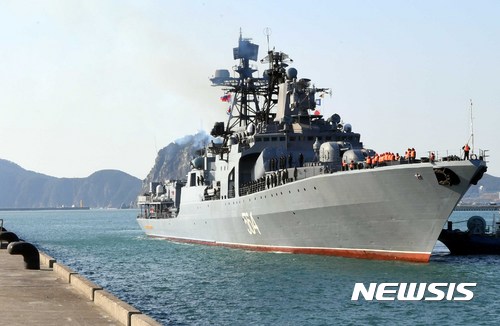 러시아 군함 28척, 일본 소야해협 거쳐 동해 진입..."냉전 후 최대 시위" 