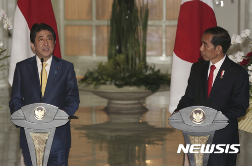 【보고르=AP/뉴시스】일본 아베 신조 총리와 인도네시아 조코 위도도 대통령이 15일 서자바 주 보고르 대통령궁에서 정상회담 후 공동 기자회견을 갖고 있다. 2017.01.16