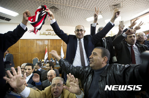 【카이로=AP/뉴시스】16일 이집트 최고 행정법원이 '사우디 반환 예정인 홍해의 두 섬은 이집트 영토'라는 1심 판결을 유지, 정부 항소를 기각하자 법정에서 많은 사람들이 환호하고 있다. 2017. 1. 16.  