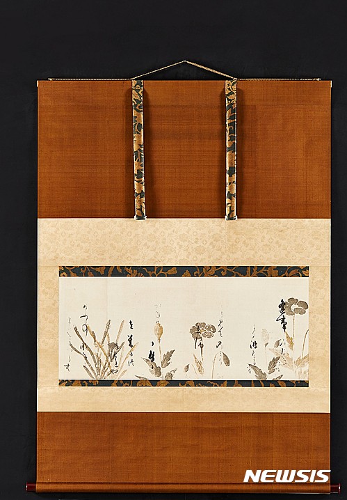 【서울=뉴시스】와카권단편, 33.1×80.6㎝(그림), 에도시대 17세기, 종이에 묵서 