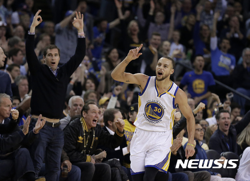 Golden State Warriors' Stephen Curry celebrates a score against the Cleveland Cavaliers during the first half of an NBA basketball game, Monday, Jan. 16, 2017, in Oakland, Calif. (AP Photo/Ben Margot)