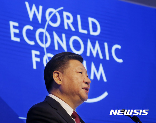 【다보스=AP/뉴시스】중국의 시진핑 주석이 17일 개막한 스위스 다보스 포럼에서 연설하고 있다. 2017. 1. 17.   