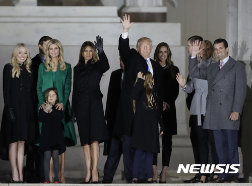 【워시턴=AP/뉴시스】도널드 트럼프 미국 대통령 당선인(가운데)과 가족들이 19일(현지시간) 워싱턴D.C 링컨 기념관에서 취임식 전야 행사로 열린 '미국을 다시 위대하게' 축하 공연에 참석해 지지자들에게 인사하고 있다. 2017.1.20.