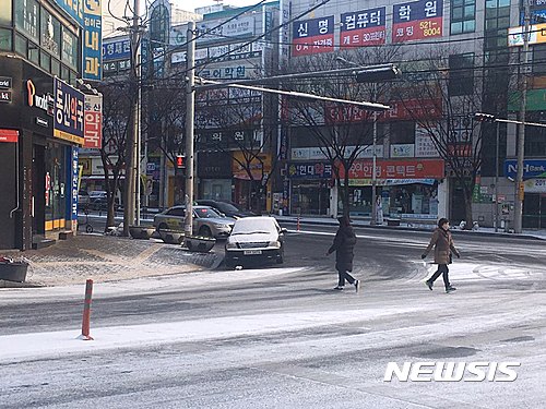 【대구=뉴시스】배소영 기자 = 22일 대구 달서구 용산동의 눈 쌓인 도로를 시민들이 건너고 있다. 2017.01.22.  soso@newsis.com