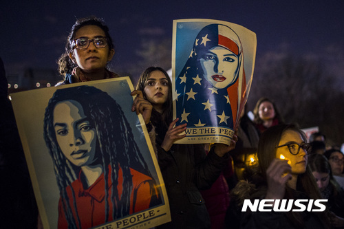 【뉴욕 = AP/뉴시스】 = 뉴욕의 워싱턴 광장 공원에 모여든 무슬림계와 라틴계의 연합시위대가 트럼프의 이민규제명령에 대한 반대 투쟁을 선언하는 시민단체 연사들의 연설을 듣고 있다. 